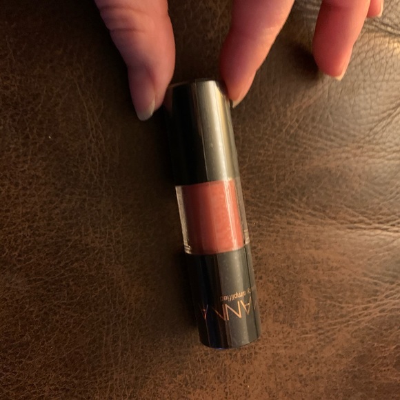 MANNA KADA - Lip Whip in Faith - Picture 6 of 8